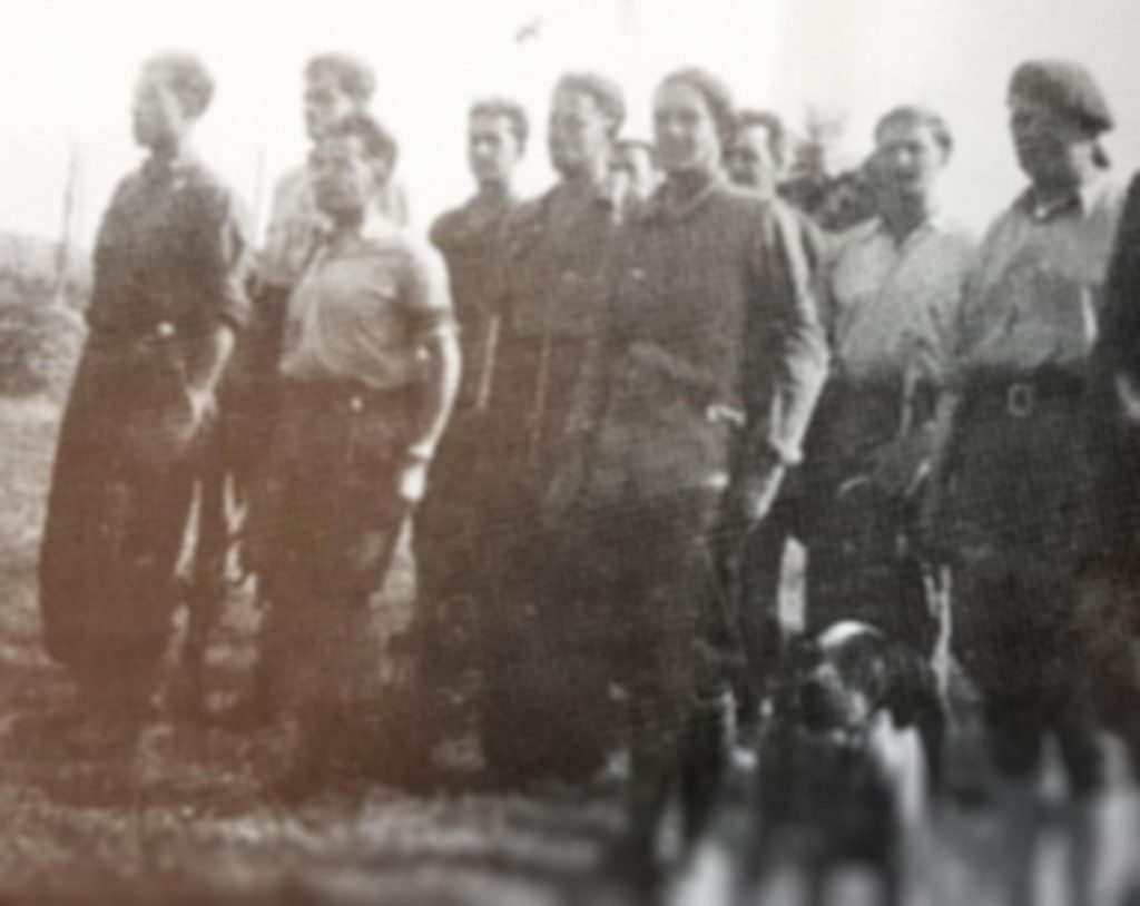 Groupe de maquisards au garde à vous