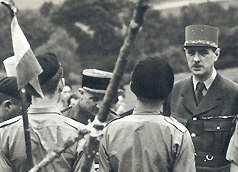 De Gaulle et des éclaireurs scouts au garde à vous