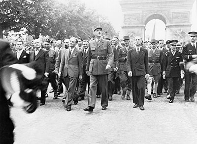 De gaulle défiel sur les champs Elysées à la libération