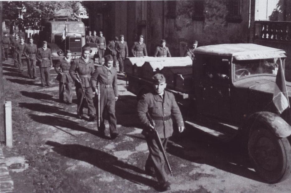 Les résistants escortent les cercueils lors des obsèques des maquisards