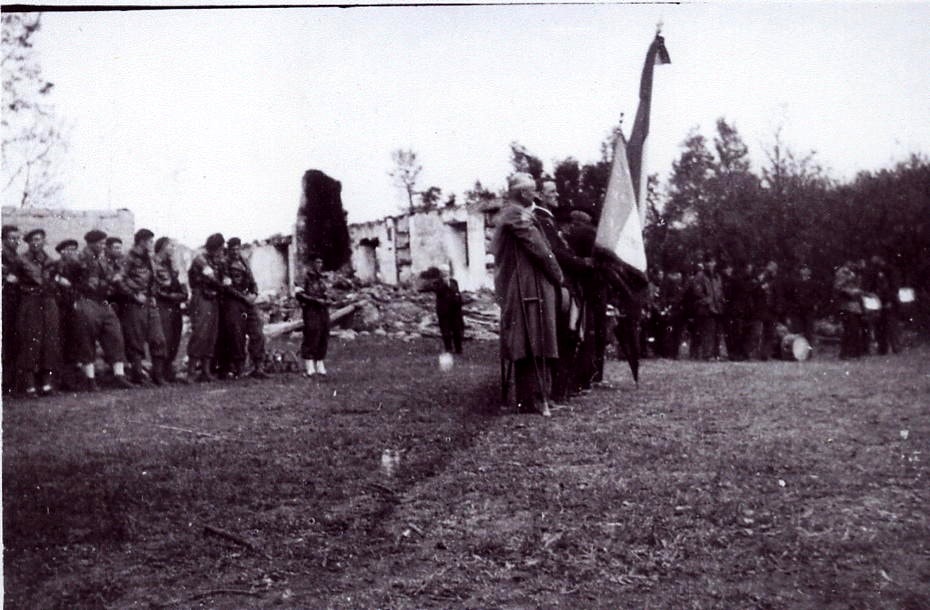 Cérémonie sur les lieux du massacre lors des obsèques des maquisards