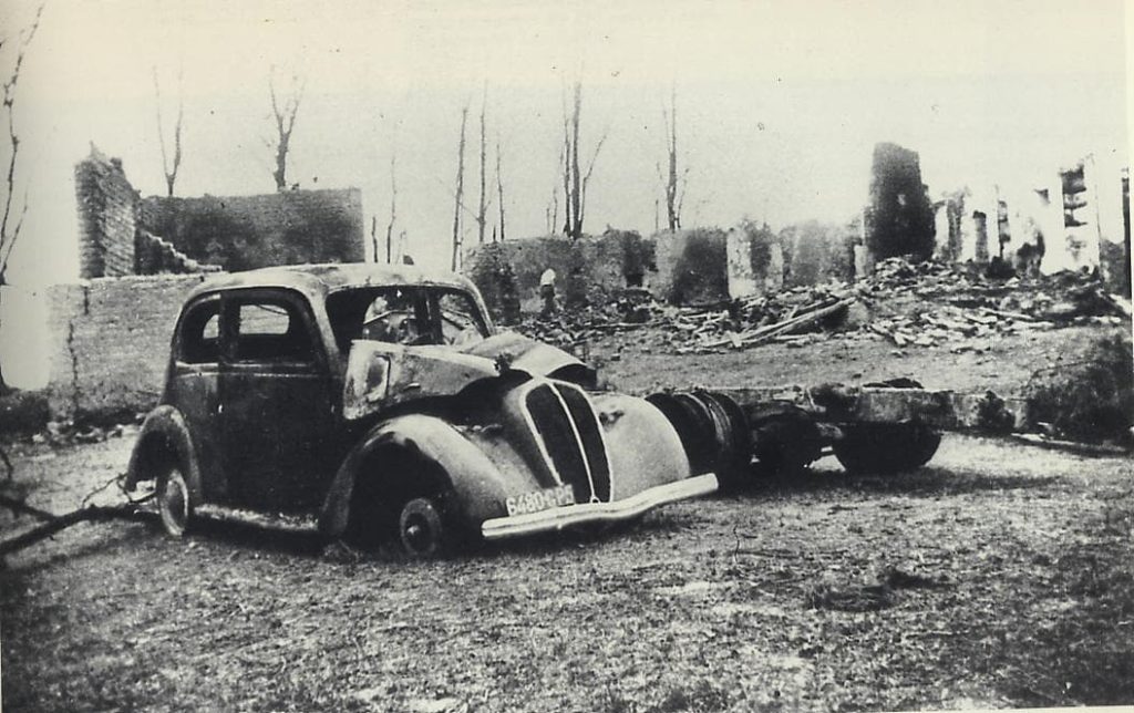 Carcasse de voiture après les combats