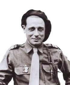 André Pommiès, en tenue, pose devat l'objectif et sourit