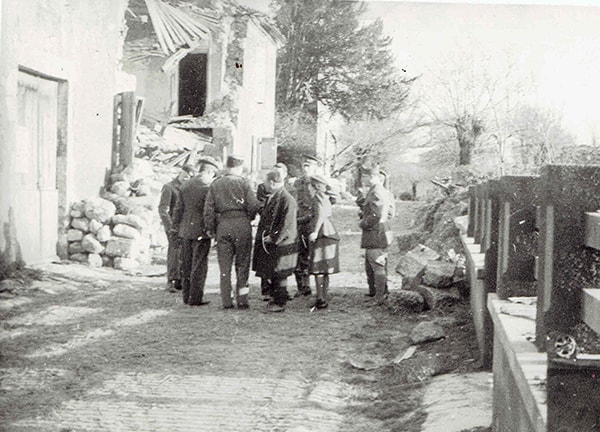 Hilaire et Annette dans les ruines de Castelnau sur l'Auvignon en Décembre 1944