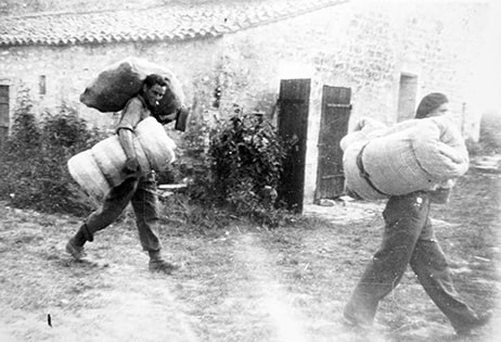 Deux résistants portent des ballots